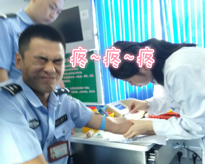 疼skr人！警察在移動獻(xiàn)血車上的表情包亮了