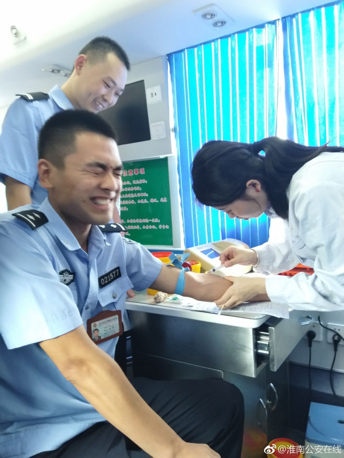 疼skr人！警察在移動獻(xiàn)血車上的表情包亮了