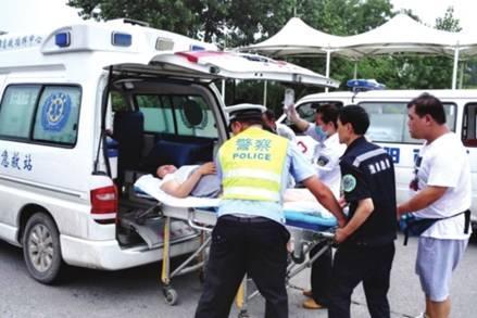 命懸一線牽動(dòng)人心，救護(hù)車臨危不亂治病救人_